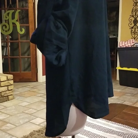 🌺NEW YORK & COMPANY V-neck- Roll-Sleeve Button-Down - Picture 3 of 12